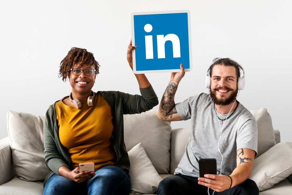 pessoas segurando um logotipo do linkedin.jpg