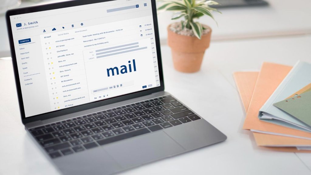 compondo um e mail em um dispositivo digital.jpg